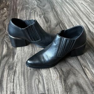 Size 5.5 Steve Madden shoes.